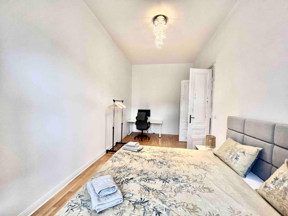 Historic In Center Apartment