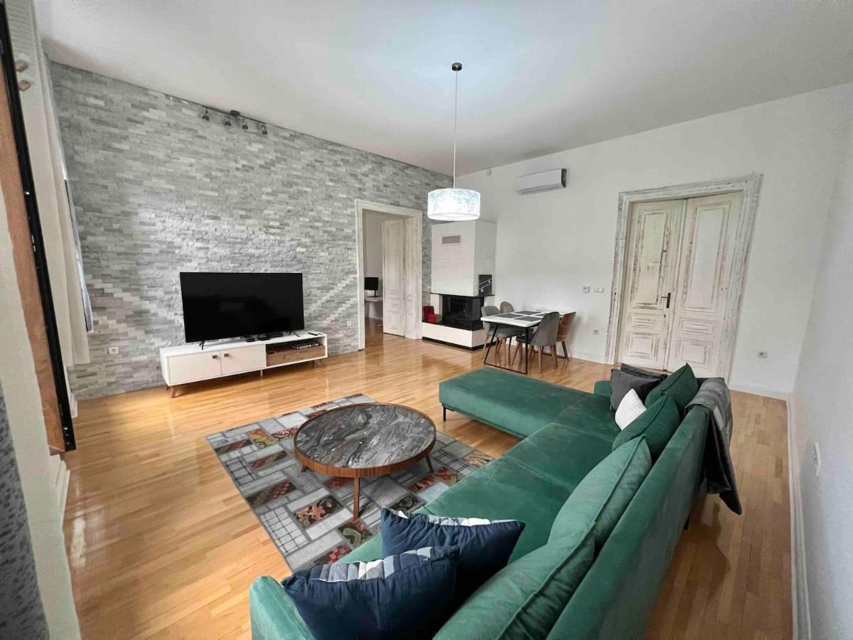 Historic In Center Apartment
